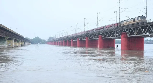 कानपुर में गंगा का जलस्तर घटा, बाढ़ के खतरे से मिली राहत