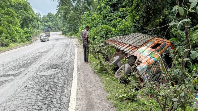 कोडरमा घाटी में बारिश बनी हादसे की वजह! मछली लदा ट्रक खाई में गिरा, चालक-उपचालक ने कूदकर बचाई जान