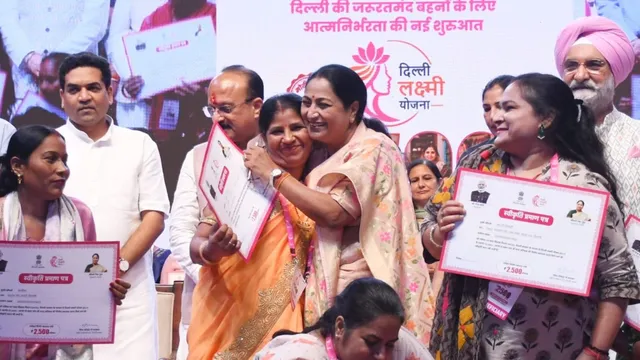 दिल्ली की महिलाओं को 2,500 महीना देने की योजना रक्षाबंधन से पहले शुरू, जानें कब आएगा बैंक अकाउंट क्रेडिट का मैसेज?