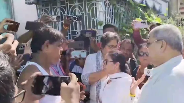 ममता के काफिले पर ईंट-पत्थर और जूते-चप्पल से हमला, कार्यकर्ता के परिवार से मिलने पहुंची थीं पूर्व मुख्यमंत्री