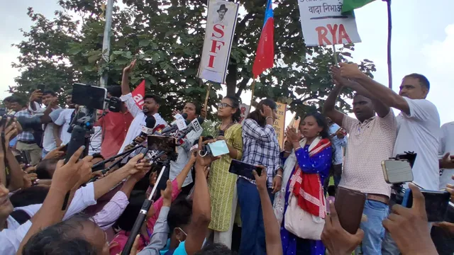 रांची छात्र आंदोलन को नेहा बोरा का समर्थन, धरना दे रहे छात्रों से मुलाकात के बाद विधानसभा मार्च को निकली; देखें वीडियो