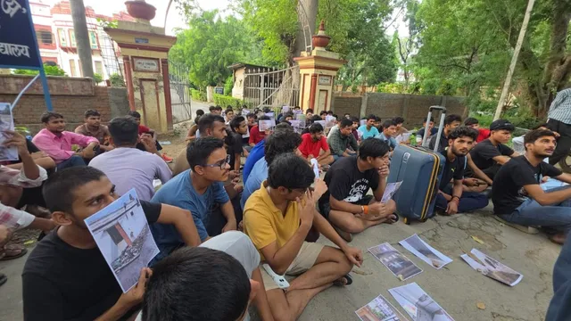 बीएचयू में सुव‍िधाओं पर बवाल, छात्रों के धरना प्रदर्शन पर पर‍िसर में एक बार फ‍िर बढ़ी गहमागहमी