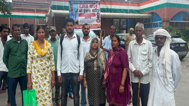 जागरण संवाददाता, मेरठ। 28 वर्षीय युवक की संदिग्ध परिस्थितियों में हुई मौत के मामले में स्वजन ने हत्या की आशंका जताते हुए जिलाधिकारी से निष्पक्ष जांच और आरोपितों के खिलाफ कार्रवाई की मांग की है।  कंकरखेड़ा थाना क्षेत्र के गांव नंगला ताशी निवासी शुभम कुमार ने शिकायत में बताया कि उसका बड़ा भाई रजतपाल 23 जुलाई को मोटर साइकिल से घर से निकला था। शाम को उसने फोन कर अपने साथ तीन युवकों के होने की जानकारी दी थी। देर रात संपर्क करने पर एक युवक ने अभद्र भाषा का प्रयोग किया और बाद में अलग-अलग स्थान बताए।  जंगल में रजतपाल की क्षतिग्रस्त मोटरसाइकिल मिली। 26 जुलाई को उसका शव पेपला गांव के इंद्रेशपुर क्षेत्र में रेलवे ट्रैक के पास ईख के खेत में पड़ा मिला। परिजनों ने शरीर पर गंभीर चोटों का हवाला देते हुए मामले में हत्या की आशंका जताई है।