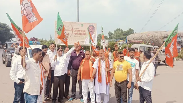 रामगढ़ में दिखने लगा बंद का असर, भाजपा कार्यकर्ताओं ने किया सड़क जाम; आवागमन बाधित