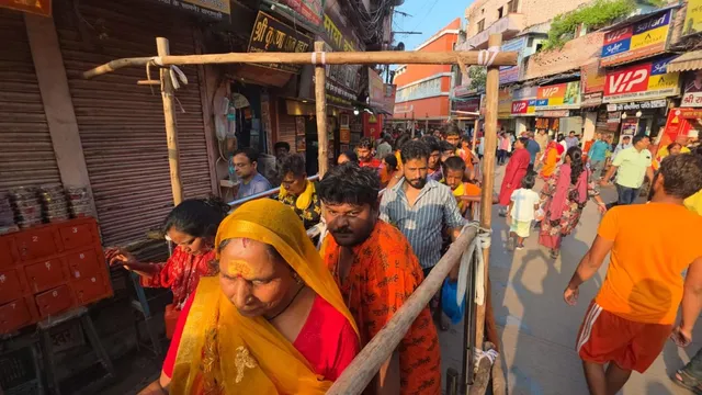 काशी विश्वनाथ में सावन शिवरात्रि पर उमड़ा आस्था का सैलाब, लाखों शिव भक्तों ने किया जलाभिषेक