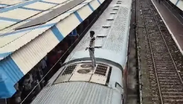टाटानगर में ट्रेन की छत पर चहल-कदमी के दौरान हाईटेंशन तार की चपेट में आया युवक, जोरदार झटके से नीचे गिरा