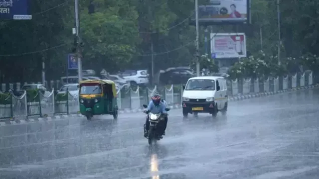 IMD का ऑरेंज अलर्ट: दिल्ली-NCR में झमाझम बारिश, जन्माष्टमी पर कूल-कूल हुआ मौसम