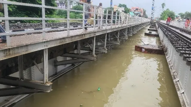 बिहार में पुनपुन नदी ने थामी रेल की रफ्तार: 10 MEMU ट्रेनें रद, कई गाड़ियों के बदले रूट