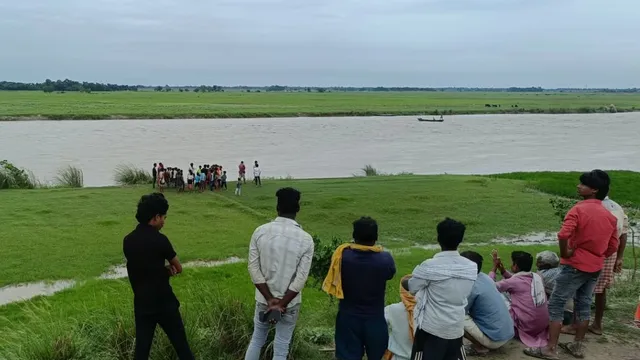 मुजफ्फरपुर में अचानक डूबी नाव, 14 लोगों को बचाया गया; 15 वर्षीय किशोरी लापता