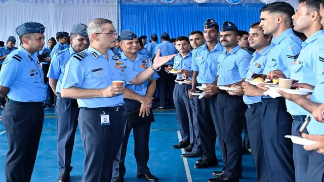 मध्य वायु कमान प्रमुख एयर मार्शल तरुण चौधरी ने बमरौली एयरबेस पर परखी युद्धक क्षमता, जवानों से की ‘चाय पर चर्चा’