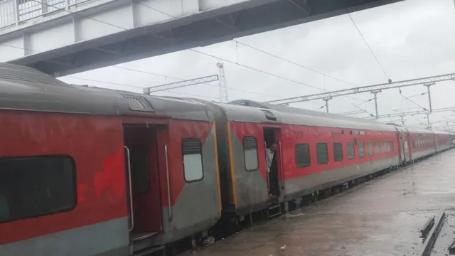 गोंडा में आंधी-बारिश से ट्रेनों का संचालन प्रभावित, ट्रैक पर पेड़ गिरने से कई ट्रेनें रोकी गई