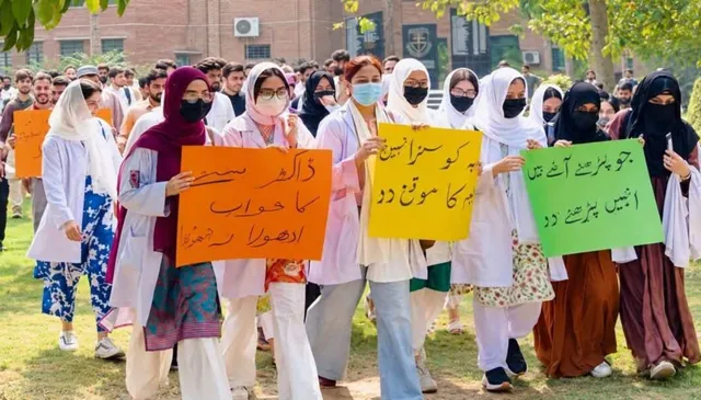 पाकिस्तान में अफगान मेडिकल छात्रों को बड़ी राहत, लाहौर हाईकोर्ट ने निष्कासन पर लगाई रोक