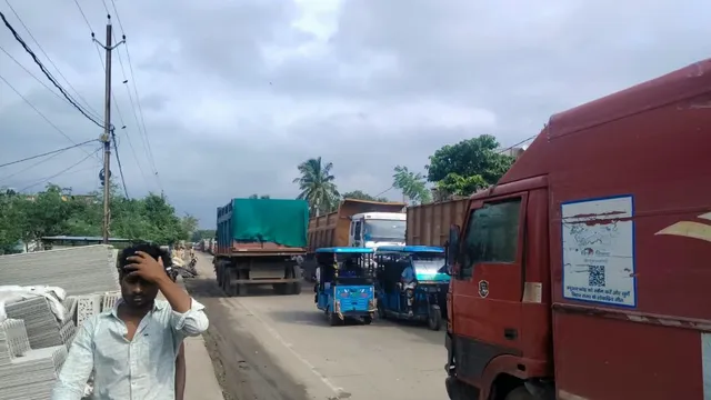 मुंगेर-भागलपुर NH-80 पर 10 KM लंबा महाजाम! 11 घंटे से रेंग रहीं गाड़ियां, पुराने पुल पर पहुंचा ट्रकों का काफिला