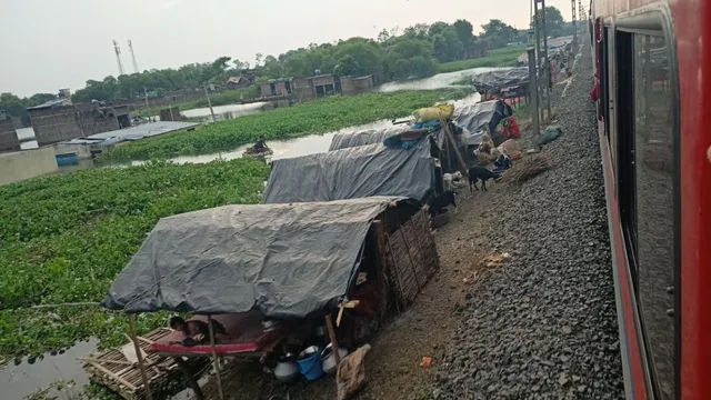 बाढ़ ने छीना घर, ट्रेनों ने नींद; मुंगेर में रेलवे ट्रेक के किनारे रहने को मजबूर पीड़ित