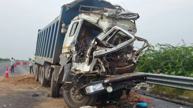 औरैया में बुंदेलखंड एक्सप्रेसवे पर खड़े डंपर में दूसरे डंपर ने मारी टक्कर, एक की मौत