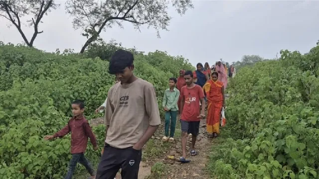 शादी हो या बीमारी, हर बार पगडंडी का सहारा! आजादी के 78 साल बाद भी सुविधाओं से दूर है गढ़वा का यह गांव