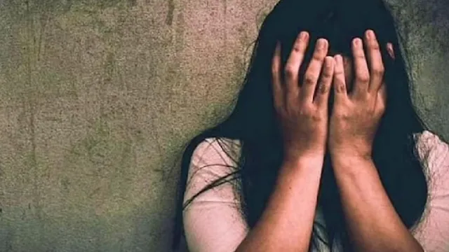 जम्मू-कश्मीर में बॉटनी लेक्चरर पर बड़ा एक्शन, छात्राओं से अनुचित चैट और यौन उत्पीड़न के आरोप; केस दर्ज होते ही फरार