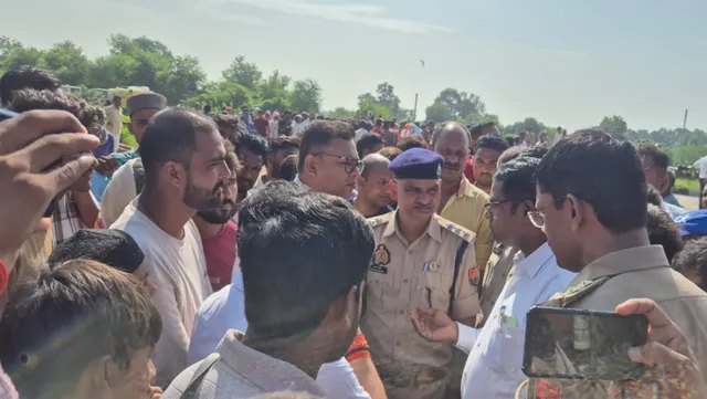 मीरजापुर में ट्रक ने छात्र और अधेड़ को कुचला, दोनों की मौत के बाद गुस्साए ग्रामीणों ने सड़क किया जाम
