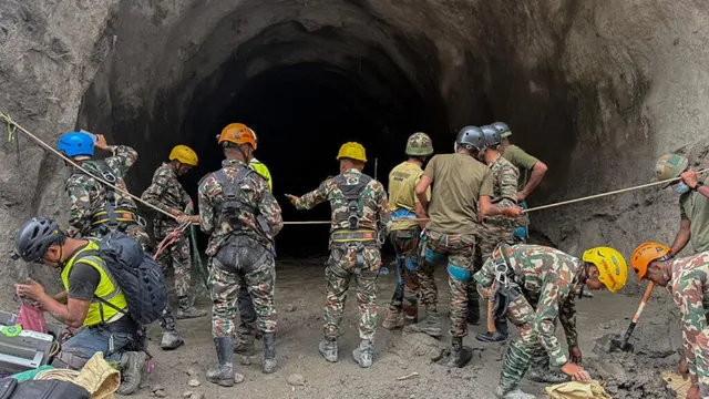 नेपाल आपदा: हाइडिल सुरंगों में फंसे 121 कर्मियों की जिंदगी बचाने को लेकर प्रयास जारी, पाइप से पहुंचाई जा रही ऑक्सीजन