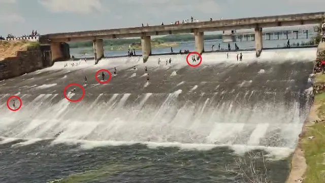 कोडरमा का पंचखेरो डैम उफान पर, तेज बहाव में बच्चों का Video वायरल