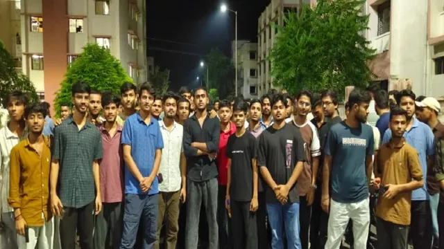 पलामू इंजीनियरिंग कॉलेज में खाने को लेकर छात्रों का हंगामा, मेस से चावल-दाल के सैंपल जब्त