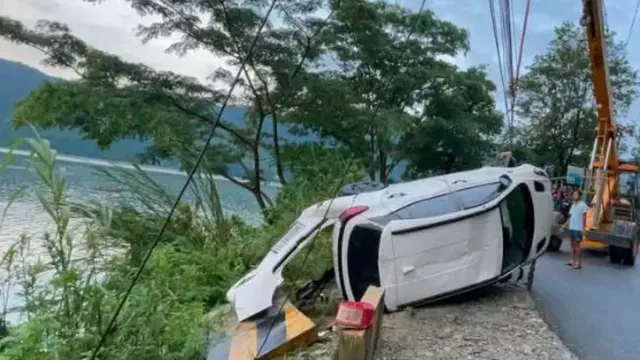 नेपाल: पोखरा की फेवा झील में कार गिरने से 2 भारतीय नागरिकों की मौत, दो घायल