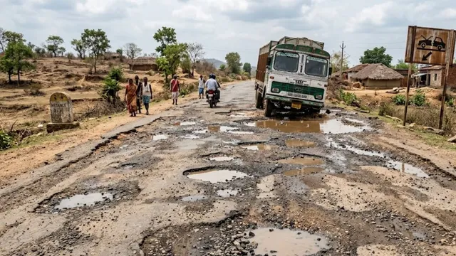 साहिबगंज में 5.92 करोड़ की सड़क 6 महीने में हुई जर्जर, 3 किमी में बने 150 से अधिक गड्ढे