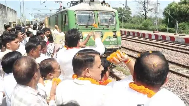 दिल्ली-हरिद्वार एक्सप्रेस का रोहाना कलां रेलवे स्टेशन पर ठहराव शुरू, फूल बरसाकर किया गया स्वागत