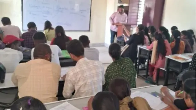 सारण डिग्री कॉलेज में पढ़ाई शुरू, लेकिन अधूरे शौचालय और स्टाफ की कमी बनी परेशानी