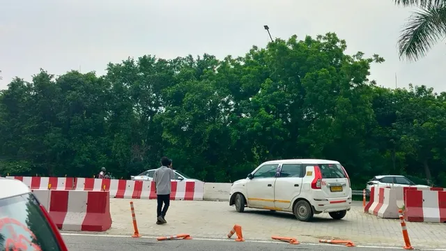 एक महीने बाद भी अधूरा है परीचौक का नया यू-टर्न, बैरियर हटते ही लोगों ने खुद खोल दिया रास्ता