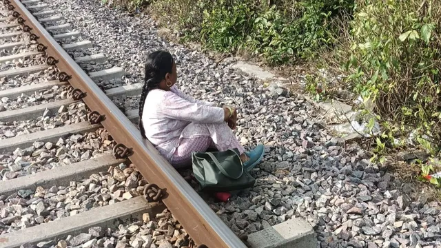 यूपी में सुसाइड से पहले की महिला की तस्वीर, ट्रैक पर गुमसुम बैठी रही…ट्रेन आई और दो टुकड़ों में बंट गया शरीर