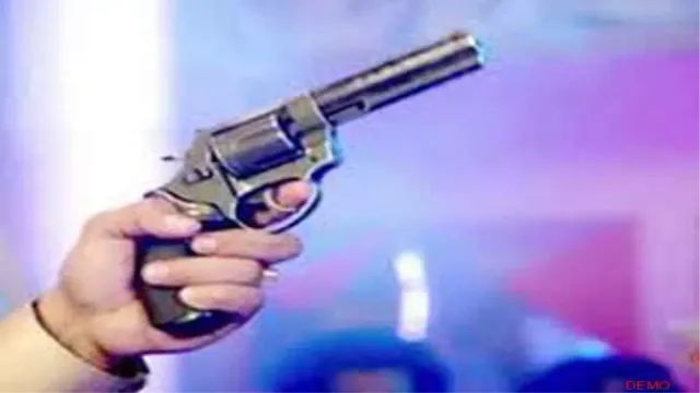उत्तर प्रदेश में 12वीं के छात्र ने 10वीं के छात्र पर चलाई गोली, प्रिंसिपल पर भी ताना तमंचा
