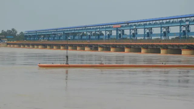 कानपुर में गंगा के जलस्तर में मामूली गिरावट, बैराज से 3.80 लाख क्यूसेक पानी छोड़ा गया