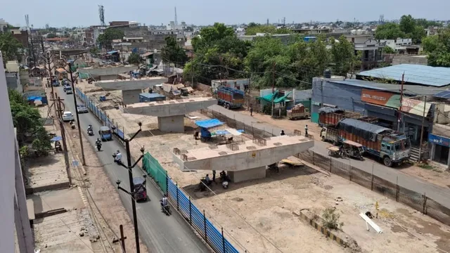 अलीगढ़ में एटा चुंगी फ्लाईओवर निर्माण से बढ़ी लोगों की परेशानी, धूल-गड्ढों और जाम से जूझ रहे राहगीर; पूरा होने में लगेगा अभी वक्त