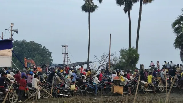 रात घाट पर कटी, सुबह पहली फेरी में 400 बाइक! कीचड़ में धंसे पहिए, ट्रेन छूटी; भागलपुर में मुसाफिरों की भारी फजीहत