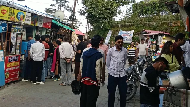 देहरादून से महज ढाई घंटे दूर इस हिल स्टेशन पर उमड़ा सैलानियों का मेला, होटल-होमस्टे और रिसॉर्ट फुल