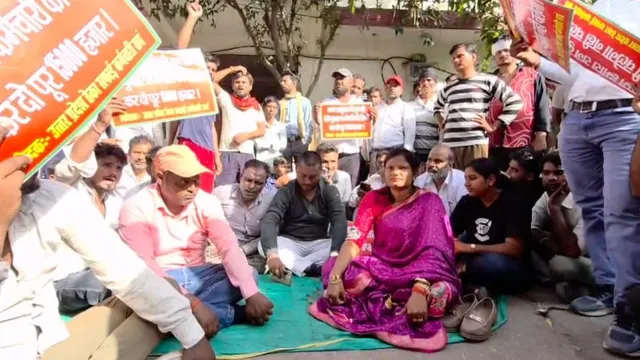 सफाईकर्मियों के समर्थन में धरने पर बैठीं फिरोजाबाद की मेयर, नारेबाजी के बीच पहुंचकर दिया साथ
