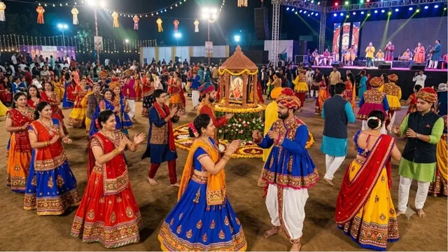 नवरात्र में तालियां बजाकर क्यों किया जाता है गरबा? जानिए गुजरात के इस लोक नृत्य की रोचक कहानी और धार्मिक महत्व