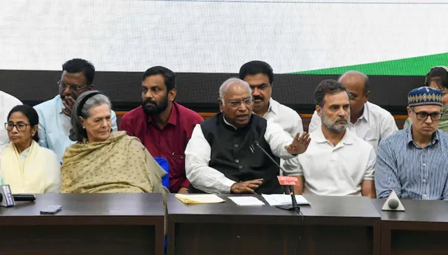 ना नेमप्लेट, ना कुर्सी… INDIA गठबंधन की बैठक में अचानक पहुंचीं सोनिया गांधी, ऐसे बनी जगह