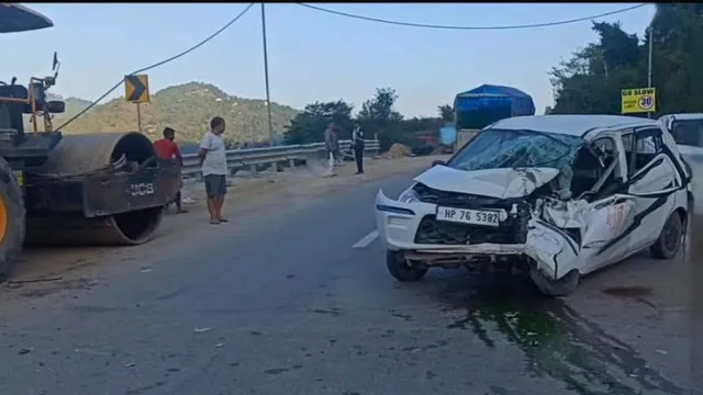 ड्राइवर को आई झपकी, रोड रोलर से टकराई कार; 3 बच्चों समेत 6 लोग घायल, मंडी-पठानकोट हाईवे पर हादसा