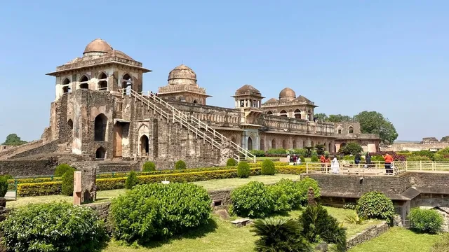 पानी में तैरता ‘जहाज महल’ और रानी रूपमती की अमर प्रेम कहानी, इतिहास और प्रकृति का बेहतरीन मेल है मांडू