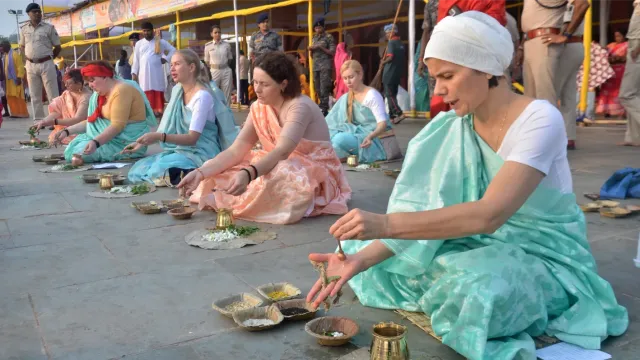 गयाजी पितृपक्ष मेले में टूटा भीड़ का रिकॉर्ड, अब तक 37 लाख से अधिक श्रद्धालुओं ने किया पिंडदान