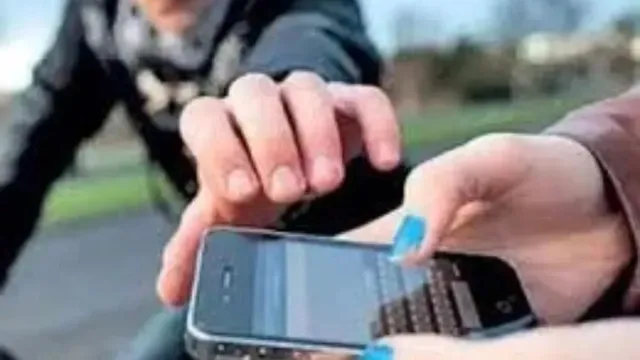 देहरादून में मोबाइल चोरी का अनोखा मामला, फोन चुराने के बाद चोर ने मैसेज कर पूछा- पासवर्ड क्या है?