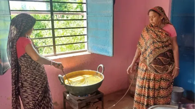 बांका के सरकारी स्कूलों में मिड-डे-मील पर सवाल: कागजों पर छोला, थाली में पानी वाली खिचड़ी; बच्चों के भोजन की गुणवत्ता पर उठे सवाल