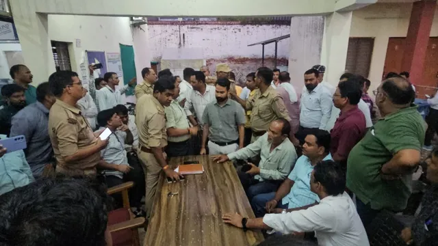 चंदौली में स्ट्रीट लाइट विवाद ने पकड़ा तूल, नगर पालिका के अधिशासी अधिकारी धर्मराज सिंह से कथित मारपीट; कर्मचारियों ने दी कामकाज ठप करने की चेतावनी
