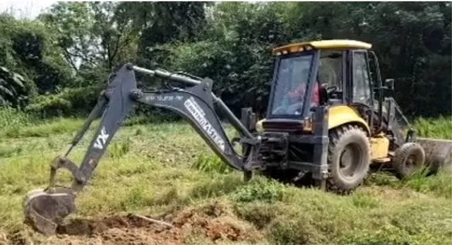 देवरिया में रामेश्वर तिवारी हत्याकांड के बाद बड़ी कार्रवाई, सरकारी पोखरी की जमीन से हटाया अवैध कब्जा; चला बुलडोजर