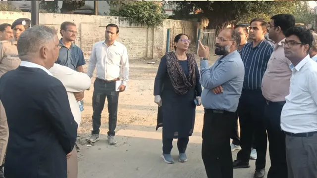 हापुड़ रेलवे स्टेशन पर DRM का औचक निरीक्षण, अव्यवस्था मिलने पर अधिकारियों को लगाई फटकार