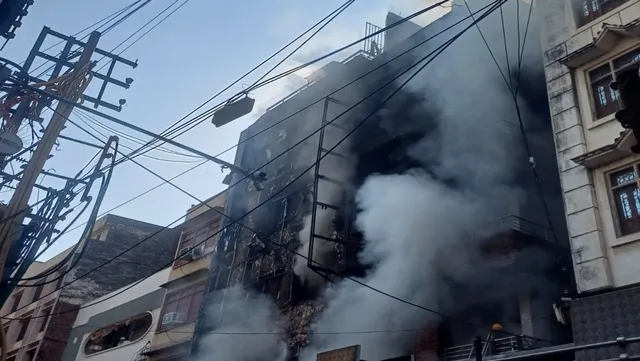 वाराणसी के मदनपुरा में झाड़ू की दुकान में लगी भीषण आग, 6 मंजिला इमारत में फंसे दो लोगों को बचाया गया