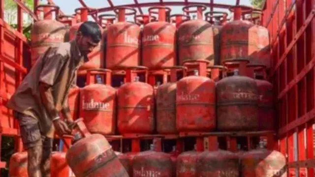 LPG सिलेंडर उपभोक्ताओं को झटका! घर के सामने PNG लाइन होने पर बंद हो सकता है गैस कनेक्शन, मैनपुरी में 6,200 कनेक्शन ब्लॉक