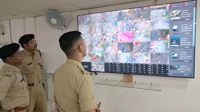 दुर्गा पूजा से पहले पलामू पुलिस अलर्ट: 60 खराब CCTV कैमरे हुए चालू, शहर थाना प्रभारी ज्योति लाल रजवार को SP ने दिए ₹5,000